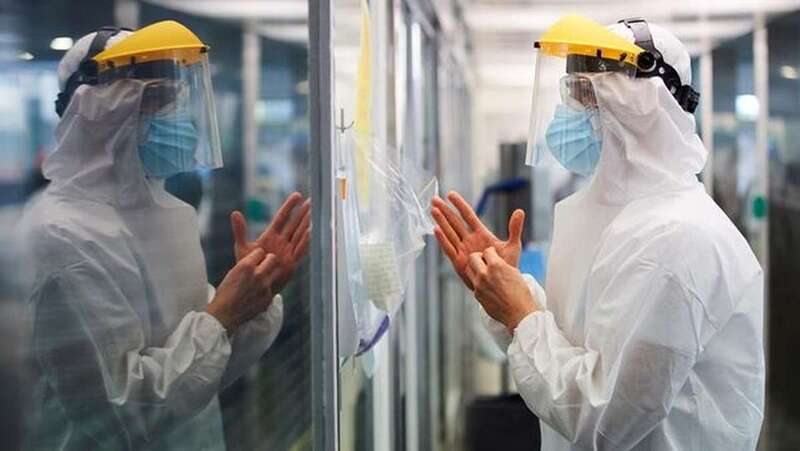 Sanitarios de un hospital con trajes especiales (Foto TA)